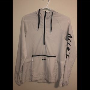 Nike windbreaker with a kangaroo pocket